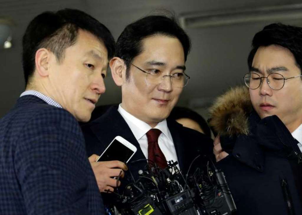 Lee Jae-yong (C) vice chairman of Samsung Electronics, is to be questioned over bribery allegations in the corruption scandal surrounding South Korean President Park Geun-Hye (POOL/AFP).