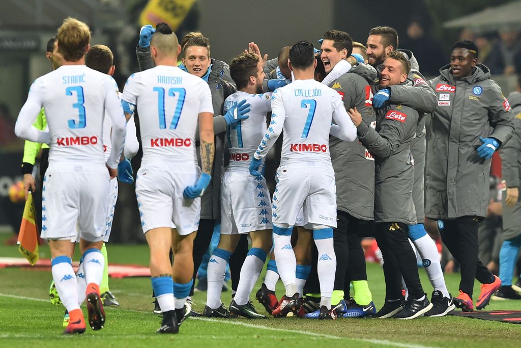 Napoli's midfielder from Italy Lorenzo Insigne celebrates with teammates after scoring a goal during the Italian Serie A football match between AC Milan and Napoli at the San Siro Stadium in Milan on January 21, 2017. / AFP / GIUSEPPE CACACE
