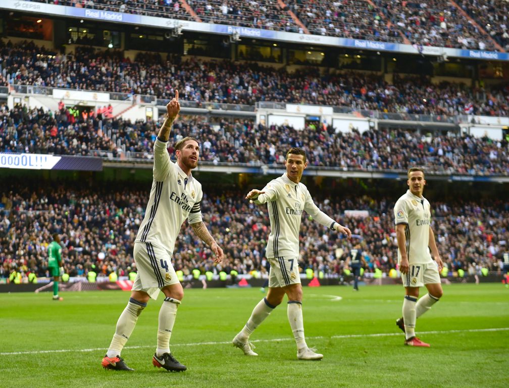 Real Madrid's defender Sergio Ramos (L) celebrates after scoring during the Spanish league football match Real Madrid CF vs Malaga CF at the Santiago Bernabeu stadium in Madrid on January 21, 2017. / AFP / PIERRE-PHILIPPE MARCOU
