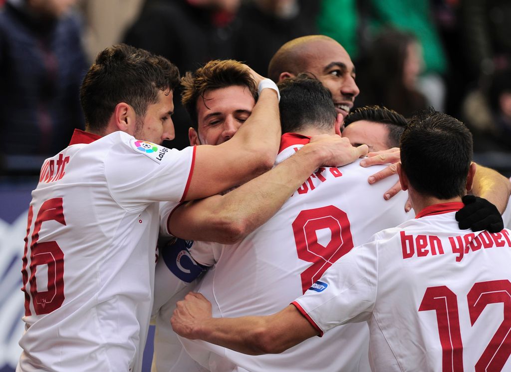 Sevilla's playres celebrate after their team's scoring the third goal during the Spanish league football match CA Osasuna vs Sevilla FC at El Sadar stadium in Pamplona on January 22, 2017. / AFP / ANDER GILLENEA
