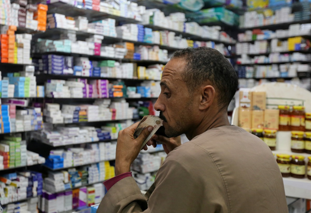 A customer waits for his medicine in a pharmacy in downtown Cairo, Egypt, November 17, 2016 (REUTERS / Mohamed Abd El Ghany) 