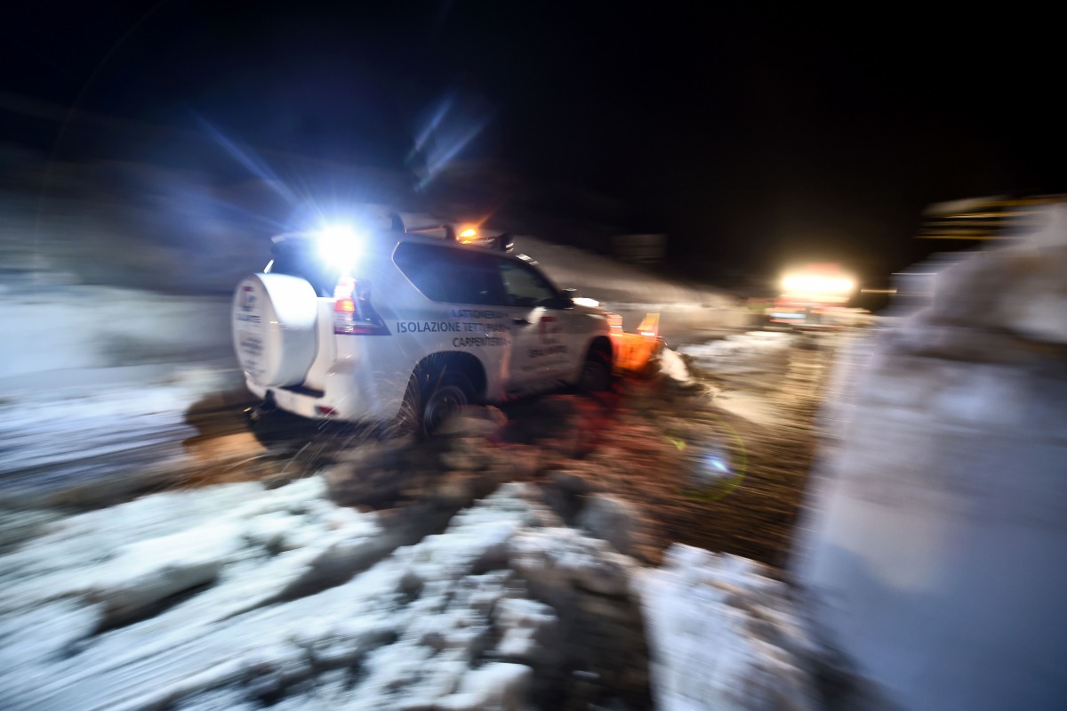 A volunteer from Ticino, Switzerland, clears the road with his own car snow plow in the village of Castelli, some 15 km from the site where an avalanche engulfed the mountain hotel Rigopiano in Farindola, near Penne, in earthquake-ravaged central Italy, o