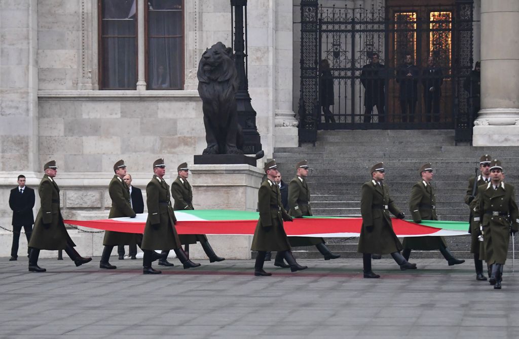 Soldiers of a honor guard carry the Hungarian flag in front of the parliament in Budapest on January 23, 2017 during a natinal day of mourning in Hungary to commemorate victims of a bus accident in Italy. Hungary was holding a national day of mourning to 