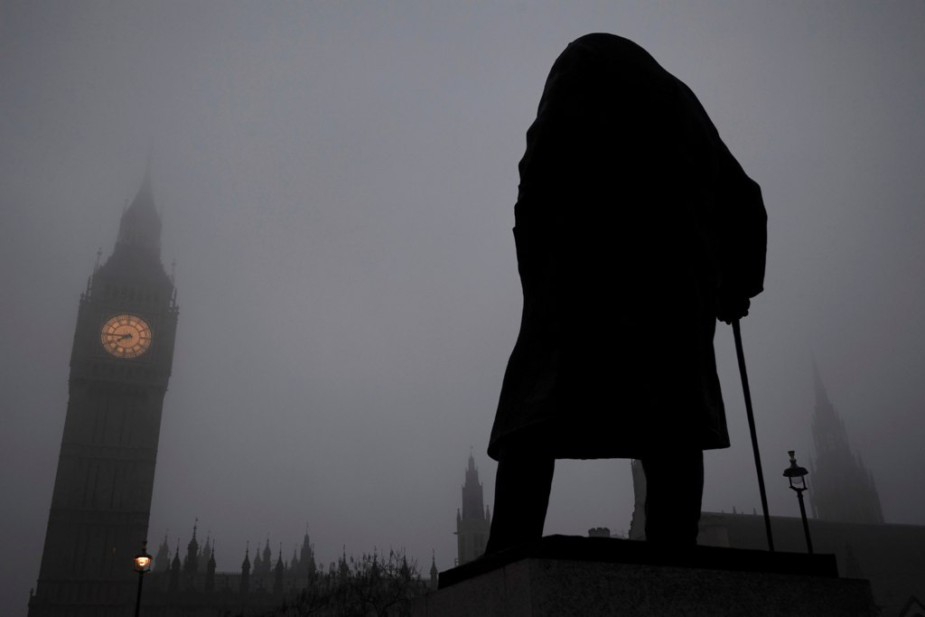 Fog surrounds a statue of Winston Churchill in front of Big Ben and the Houses of Parliament in London, Britain, January 23, 2017. REUTERS/Toby Melville
