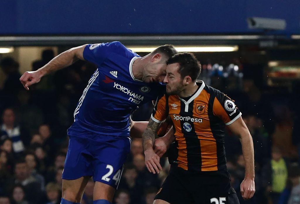 Chelsea's English defender Gary Cahill (L) and Hull City's English midfielder Ryan Mason clash heads during the English Premier League football match between Chelsea and Hull City at Stamford Bridge in London on January 22, 2017.  AFP / Adrian DENNIS 