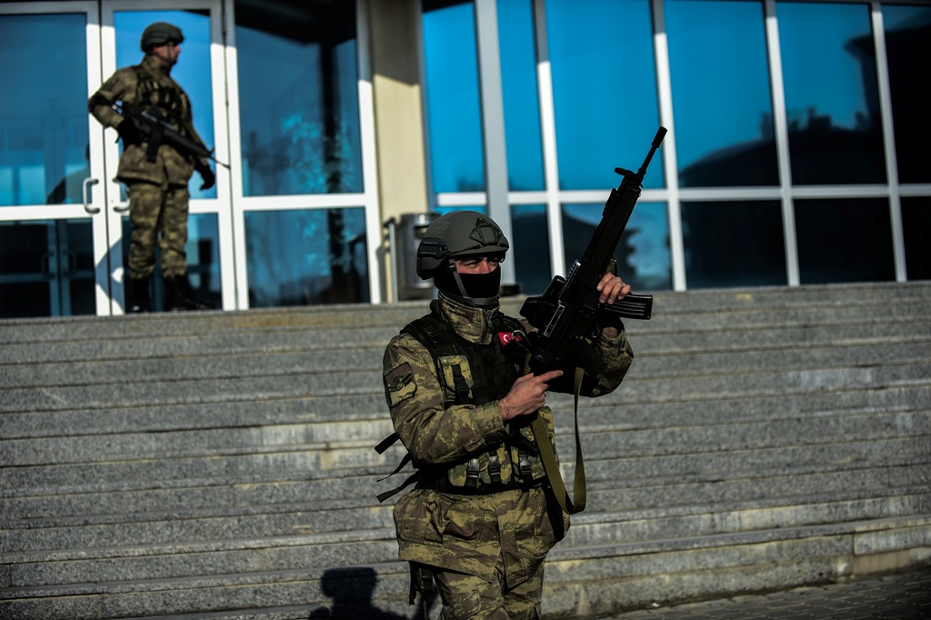 Turkish special forces stand guard at the entrance of the courthouse on January 23, 2017 at Silivri district in Istanbul. Trial starts of soldiers accused of trying to block Istanbul's Sabiha Gokcen airport during the failed coup of July 2016. / AFP / YAS