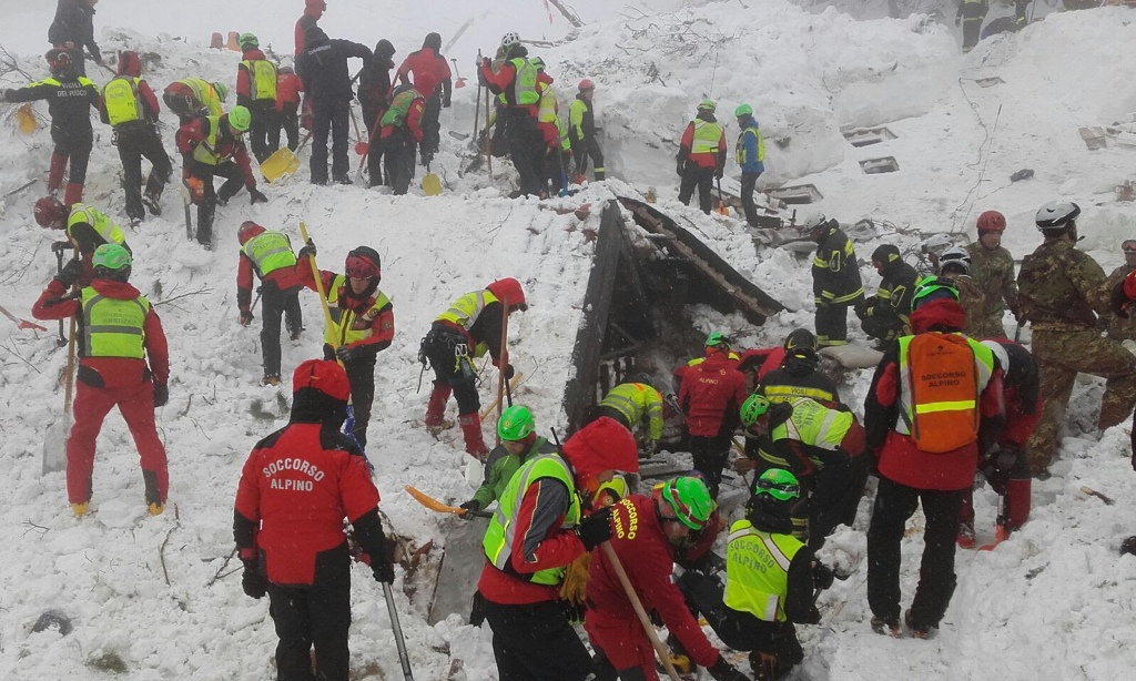 A handout picture released on January 23, 2017 by the Corpo Nazionale Soccorso Alpino e Speleologico (CNSAS) shows rescue teams working at the avalanche-hit Hotel Rigopiano, near the village of Farindola, on the eastern lower slopes of the Gran Sasso moun