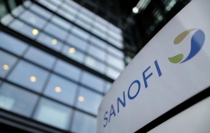A logo is seen in front of the entrance at the headquarters French drugmaker Sanofi in Paris, October 30, 2014 (REUTERS / Christian Hartmann) 