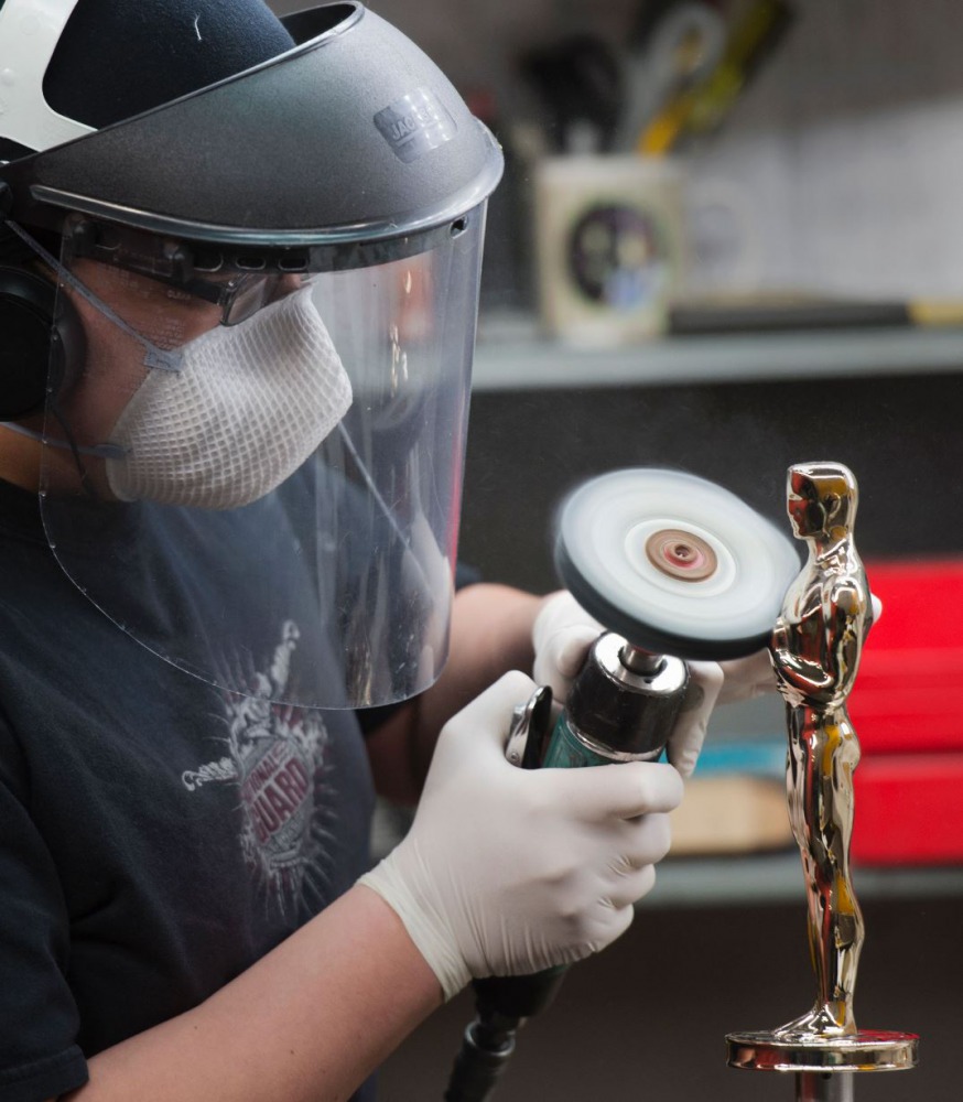 Leo Sotelo polishes an unfinished bronze Oscar statuette from a silicon mold January 13, 2017 at Polich Tallix Foundary in Rock Tavern, Upstate New York. AFP / DON EMMERT