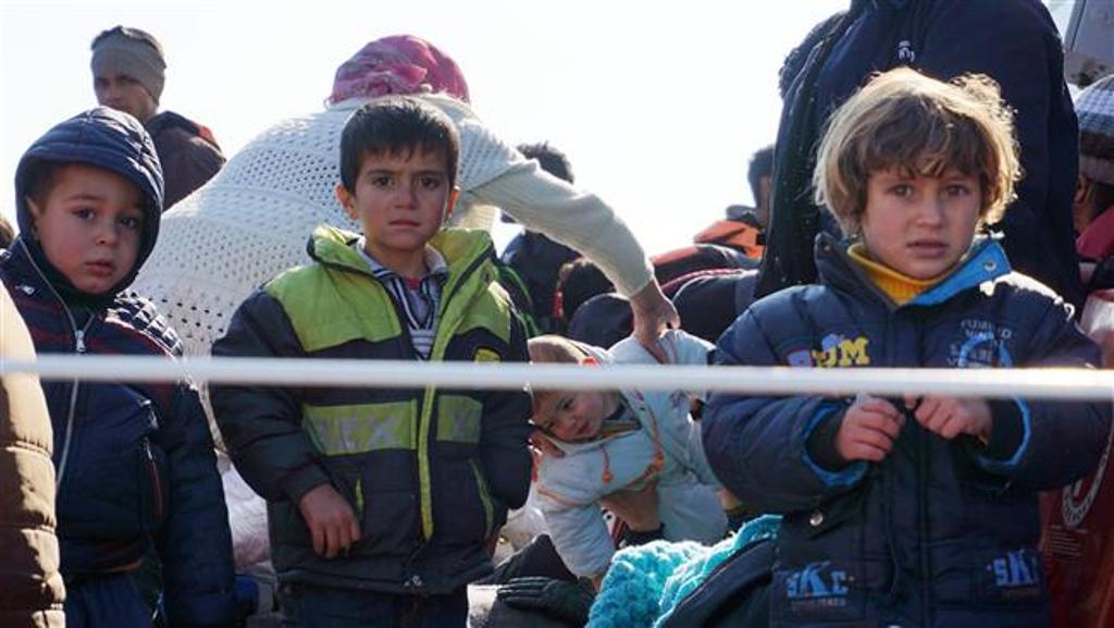 Children arrive along with other aboard a Greek coast guard boat to the port of Mytilene on the Greek island of Lesbos on March 29, 2016, after being rescued by Frontext and Greek coast guards. ©AFP.