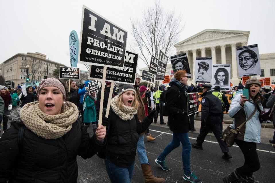 Anti-abortion demonstrators march past the US Supreme Court in Washington, DC, on January 22, 2016 (AFP / Nicholas Kamm) 