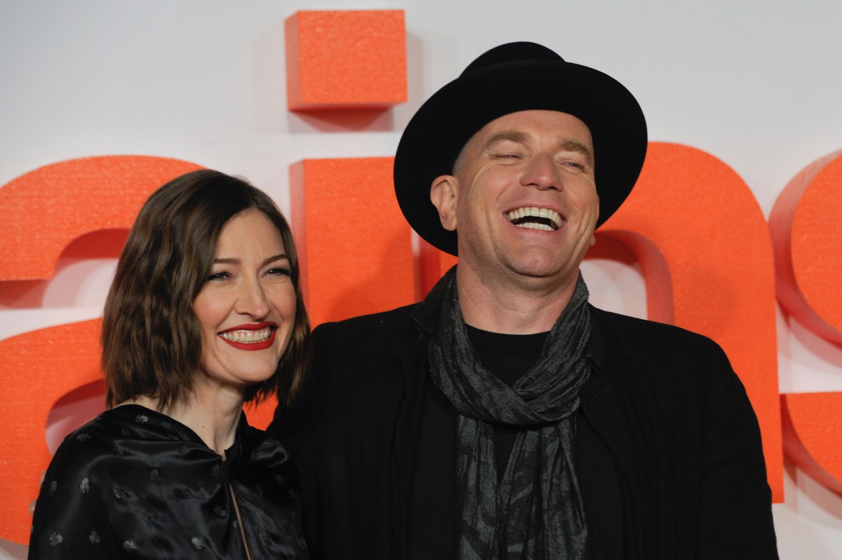 British actor Ewan McGregor (R) poses with British actress Kelly Macdonald (L) on the red carpet arriving to attend the world premiere of the film T2 Trainspotting in Edinburgh on January 22, 2017. / AFP / Andy Buchanan