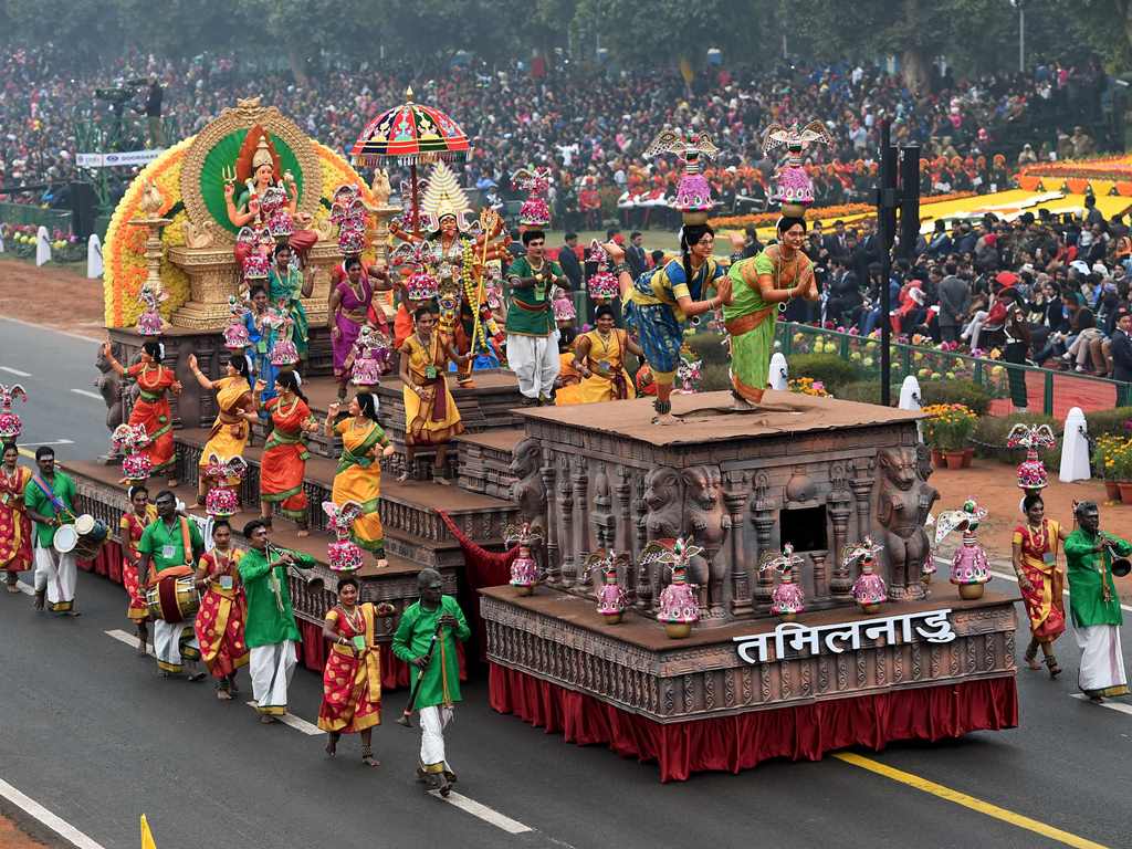 Indian performers surround a tableaux representing the state of Tamil Nadu during 68th Republic Day parade in New Delhi on January 26, 2017. AFP / Money SHARMA