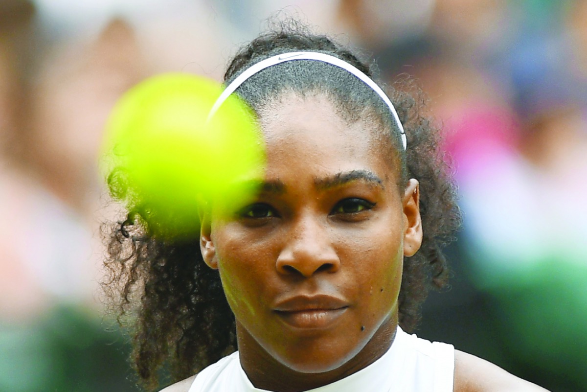 US player Serena Williams celebrates after winning the womens third round match Roland Garros 2016 French Tennis Open in Paris on May 28, 2016 (AFP / MIGUEL MEDINA) 