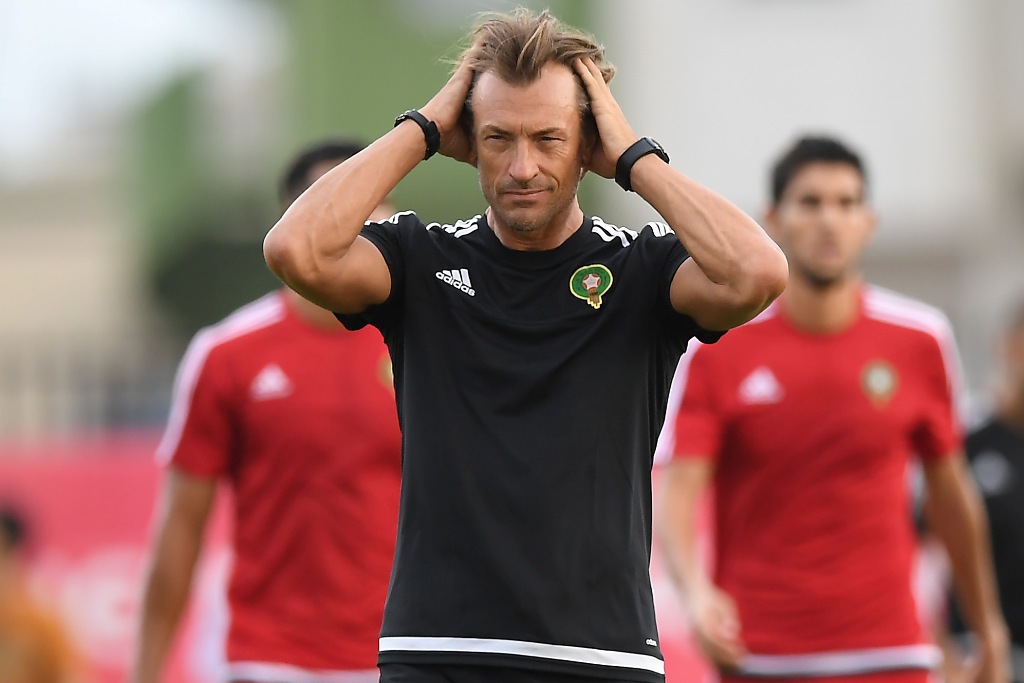 Morocco's French national football team coach Herve Renard takes part in a training session in Port-Gentil on January 27, 2017, during the 2017 Africa Cup of Nations football tournament in Gabon. / AFP / Justin TALLIS
