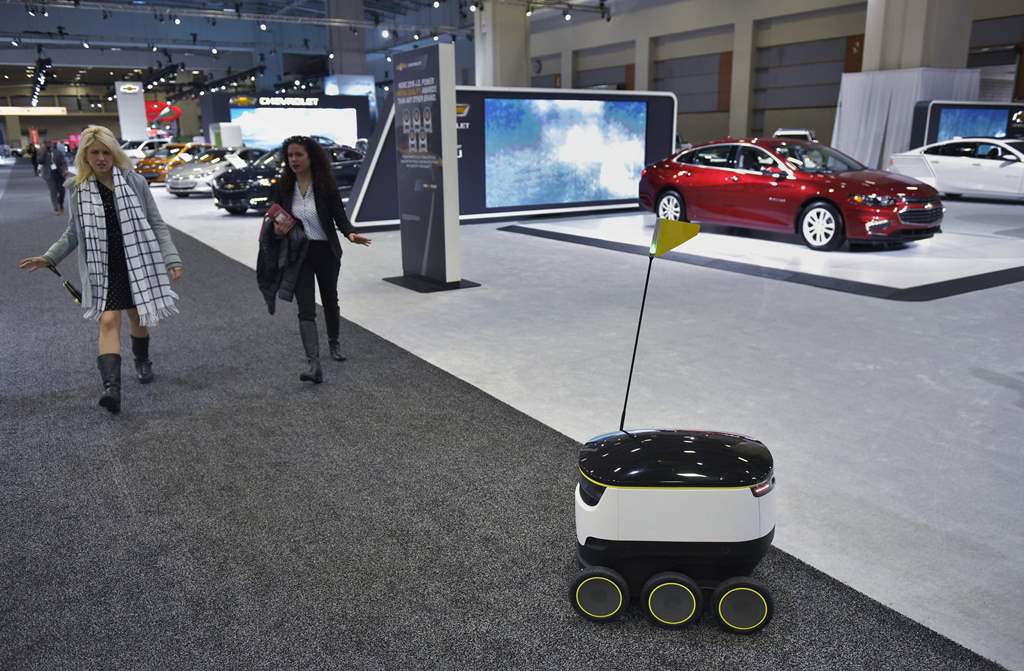 A January 26, 2016 photo shows the Starship Technologies delivery robot at the Washington Auto Show in Washington, DC. AFP / MANDEL NGAN 