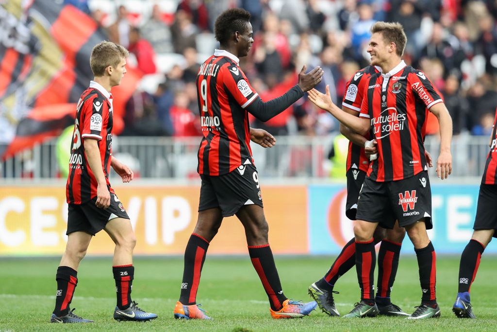 Nice's Italian forward Mario Balotelli (C) celebrates with teammates after scoring a goal during the French L1 football match Nice (OGCN) vs Guingamp (EAG) on January 29, 2017 at the Allianz Riviera stadium in Nice, southeastern France. / AFP / VALERY HAC
