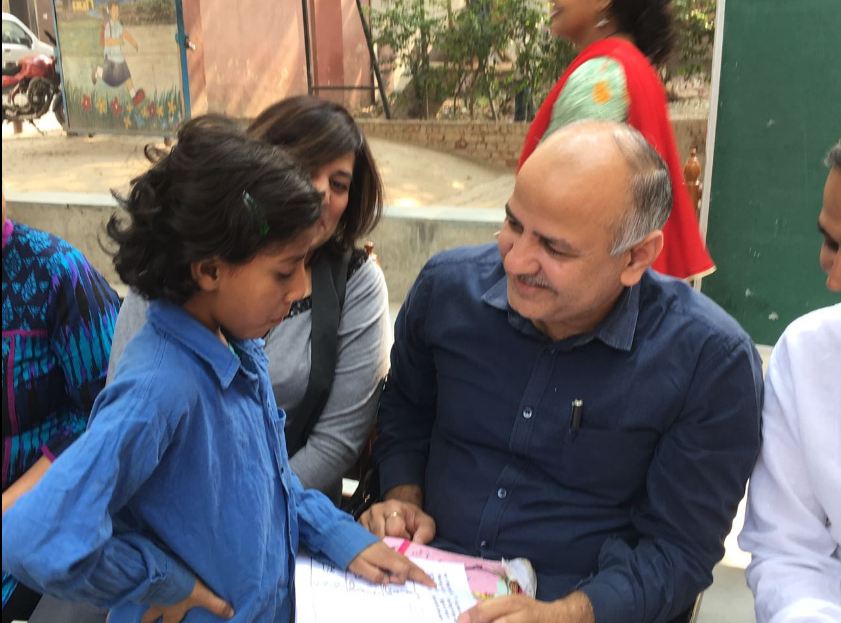 Delhi Deputy Chief Minister Manish Sisodia iinteracting with a student. (Photo: Twitter)
