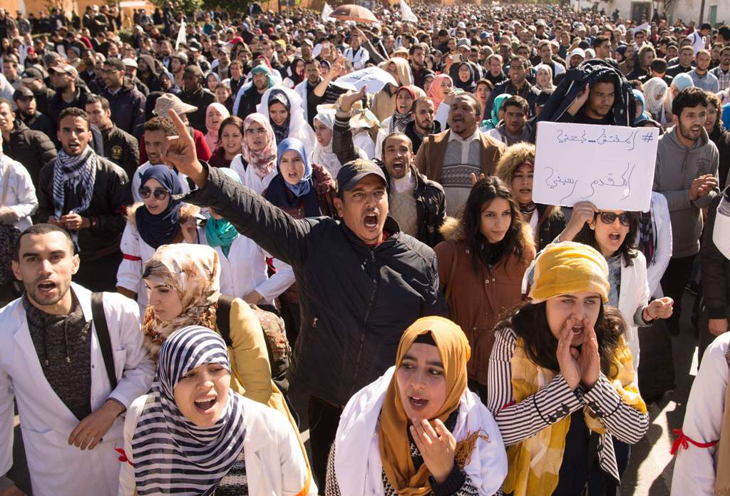 Moroccan trainee teachers take part in a rally in Rabat on January 29, 2017, to protest against police violence and government-proposed decrees for the employment of trainees. AFP / FADEL SENNA