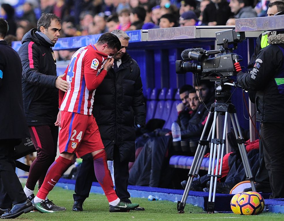 Atletico Madrid's Uruguayan defender Jose Maria Gimenez leaves field during the Spanish league football match Club Atletico de Madrid vs Deportivo Alaves at the Mendizorroza stadium in Vitoria on January 28, 2017. AFP / ANDER GILLENEA
