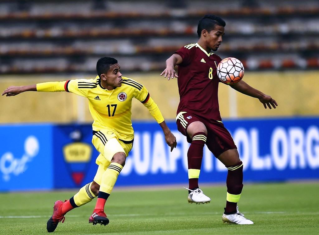 Venezuelan player Yangel Herrera (R) controls the ball followed by Colombia's Luis Diaz during their South American Championship U20 football match in the Olimpico Atahualpa stadium in Quito on January 30, 2017. AFP / Rodrigo Buendia 