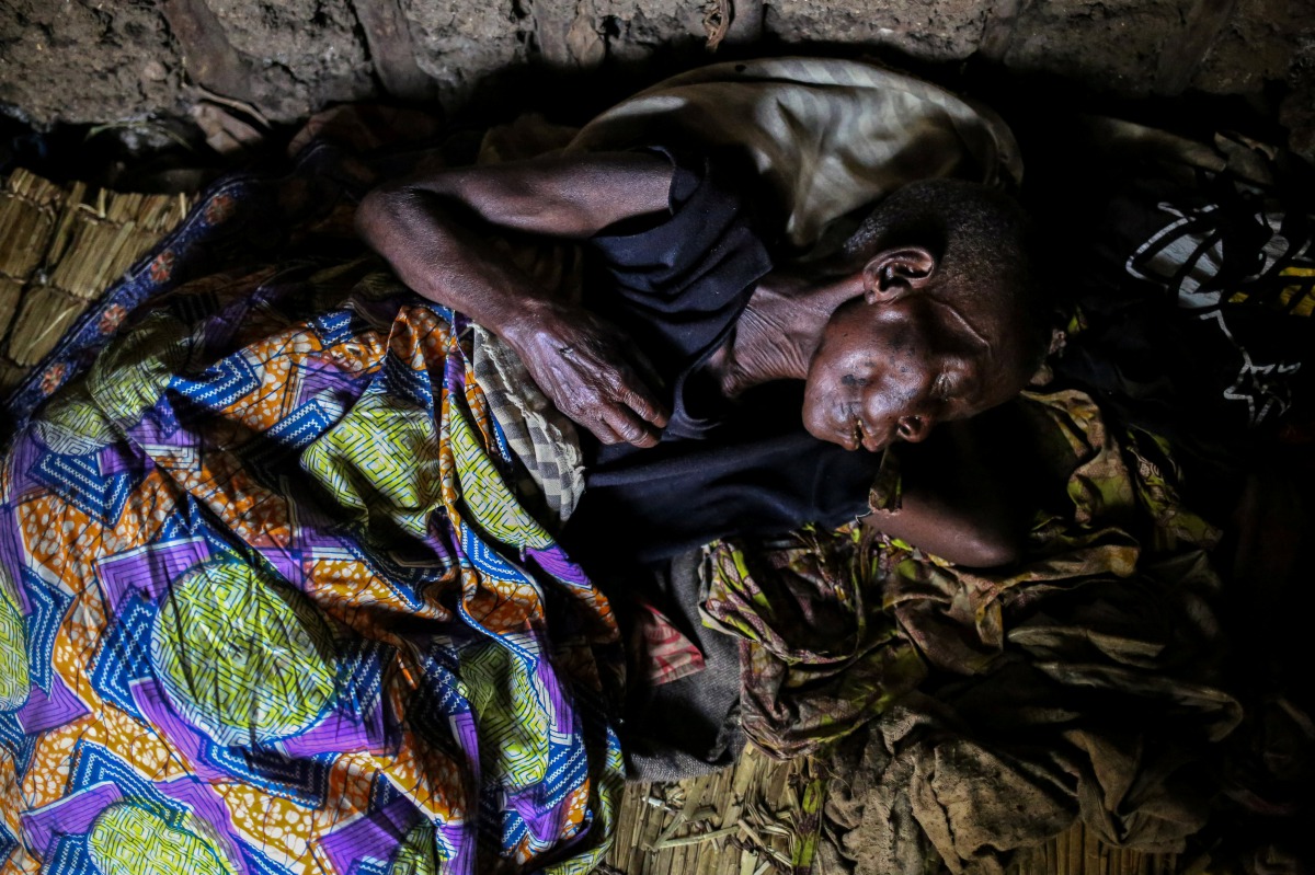 A woman, 60, who is suffering from malaria rests in her house at Kagorwa Pygmy camp on Idjwi island in the Democratic Republic of Congo, November 22, 2016 (REUTERS / Therese Di Campo) 