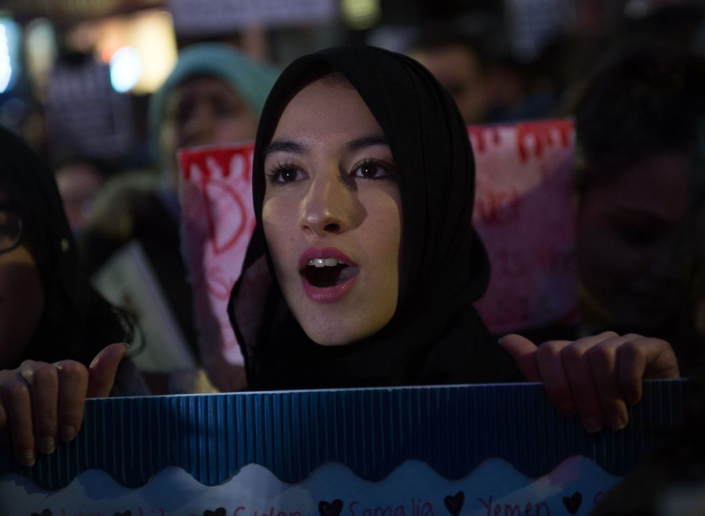 A girl chants as the Astoria community stands together with Muslim-Americans and Muslim immigrants at a rally, February 3, 2017 in New York. / AFP / Bryan R. Smith

