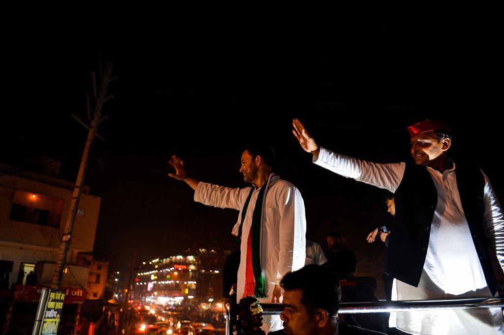 Congress party Vice President Rahul Gandhi (L) and Uttar Pradesh state Chief Minister Akhilesh Yadav (R) wave to the crowd during a joint election rally with in Agra on February 3, 2017. AFP / CHANDAN KHANNA

