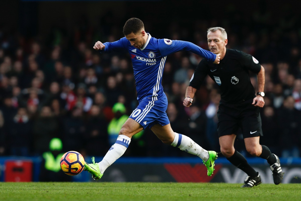 Chelsea's Belgian midfielder Eden Hazard runs with the ball plays during the English Premier League football match between Chelsea and Arsenal at Stamford Bridge in London on February 4, 2017. (AFP / Adrian DENNIS)