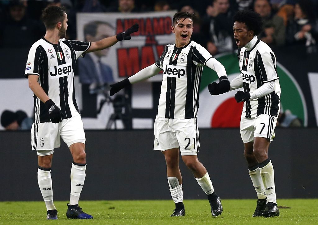Juventus' Colombian midfielder Juan Cuadrado (L) celebrates with teammates Argentinian forward Paulo Dybala (C) and Bosnian midfielder Miralem Pjanic (L) during the Italian Serie A football match between Juventus and Inter Milan on February 5, 2017 at the