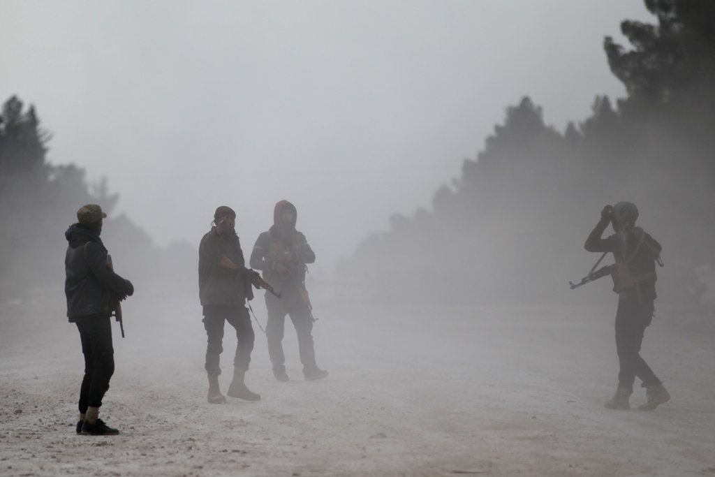 Free Syrian Army fighters carry their weapons as they stand on the outskirts of the Islamic State-controlled northern Syrian town of al-Bab, Syria February 4, 2017. Picture taken February 4, 2017. REUTERS/Khalil Ashawi

