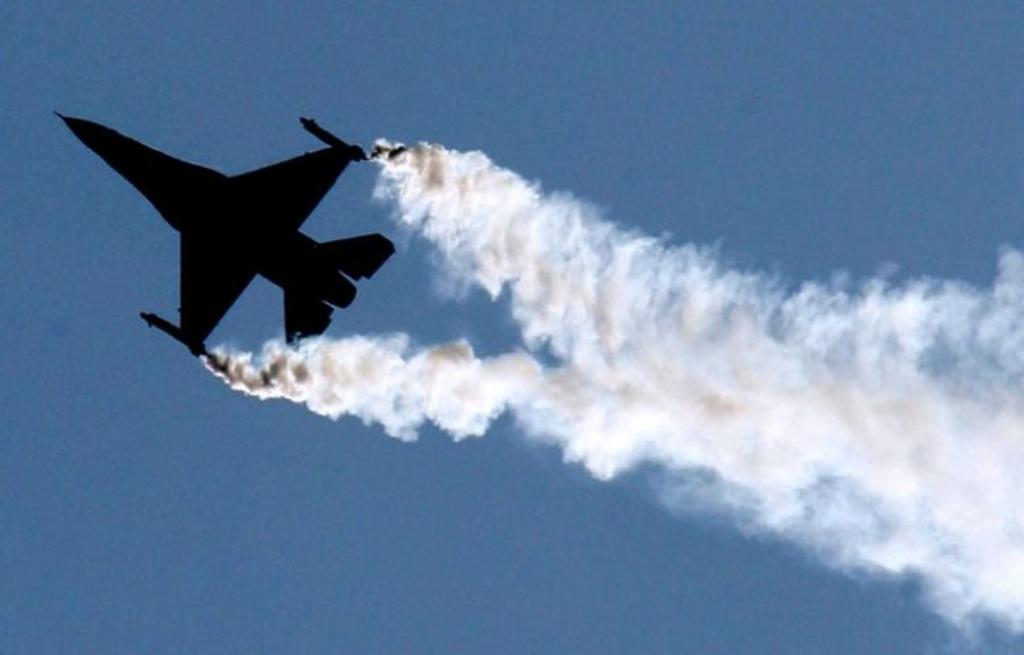 A U.S. Lockheed Martin F-16 flies during an air display at the Farnborough International Air Show, Hampshire, July 19, 2004. REUTERS/Toby Melville
