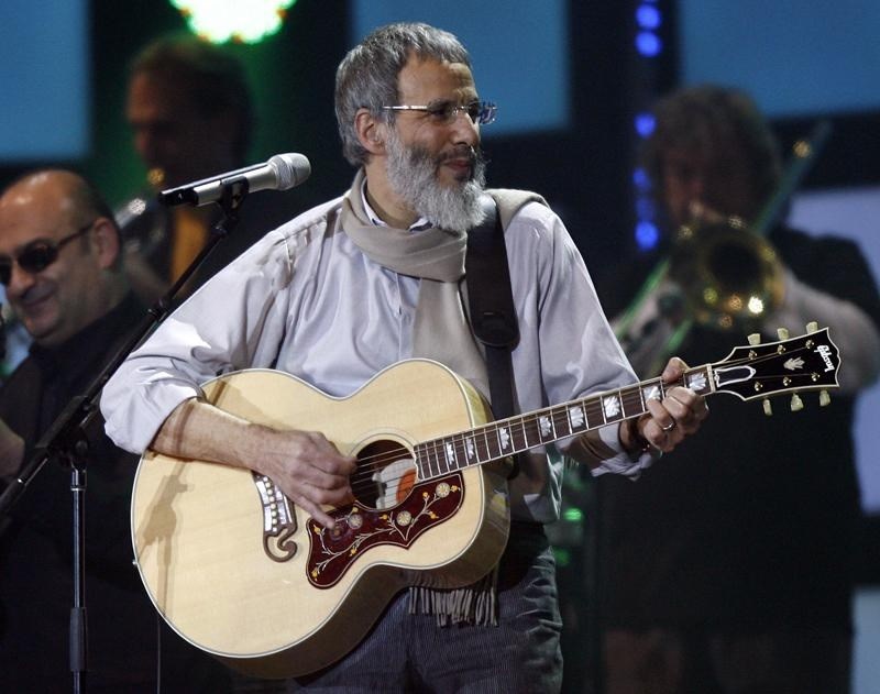 Singer Yusuf Islam, formerly known as Cat Stevens, performs during the Live Earth concert at the soccer arena in Hamburg, northern Germany, July 7, 2007. REUTERS/Christian Charisius