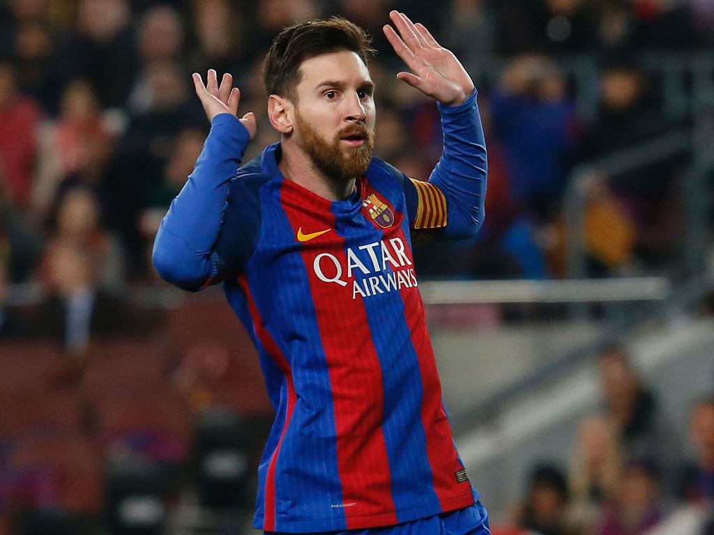 Barcelona's Argentinian forward Lionel Messi gestures during the Spanish Copa del Rey (King's Cup) semi final second leg football match FC Barcelona vs Club Atletico de Madrid at the Camp Nou stadium in Barcelona on February 7, 2017. AFP / PAU BARRENA