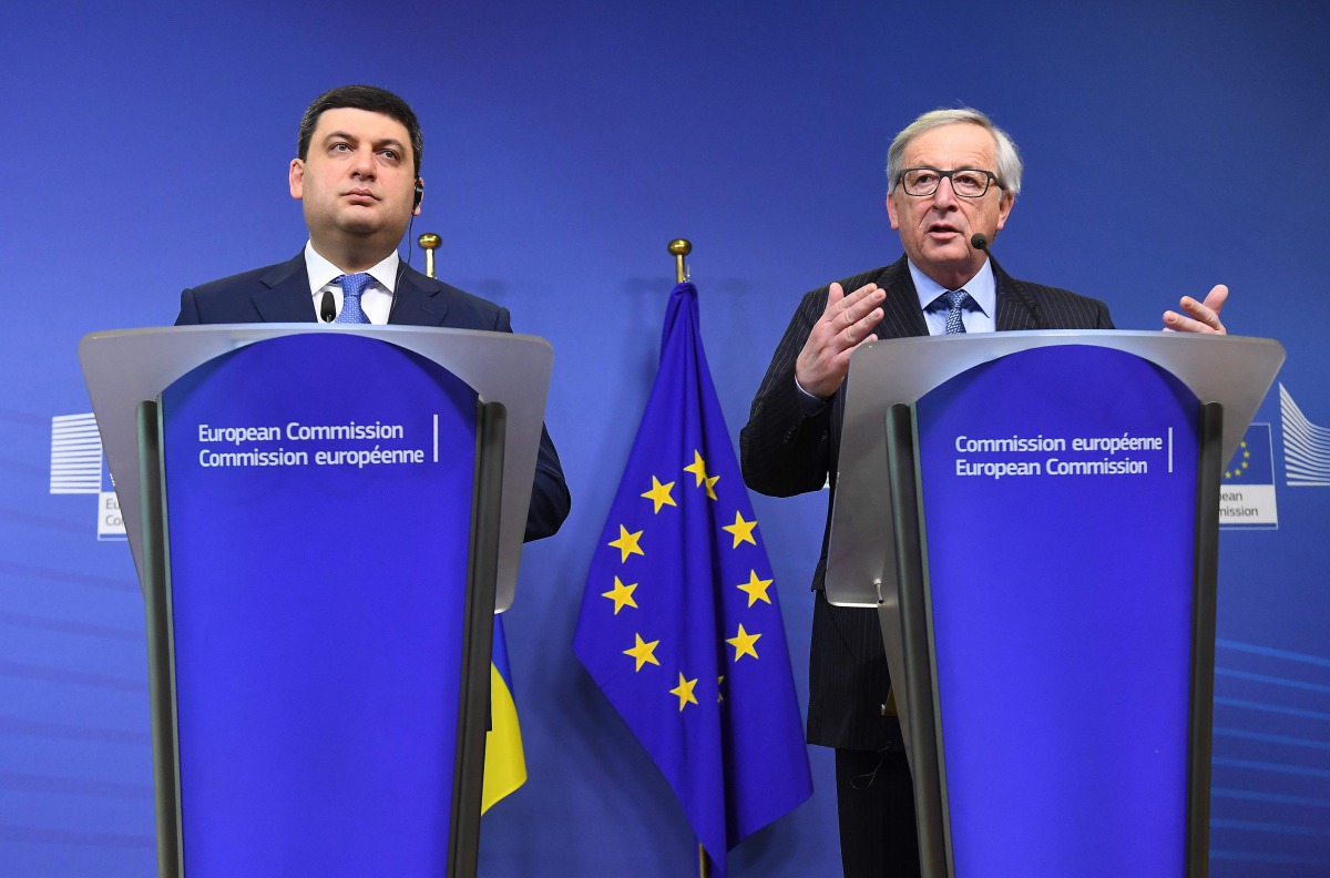 Ukraine's Prime Minister Volodymyr Groysman (left) and European Commission President Jean-Claude Juncker address a press conference after their meeting in Brussels, yesterday.