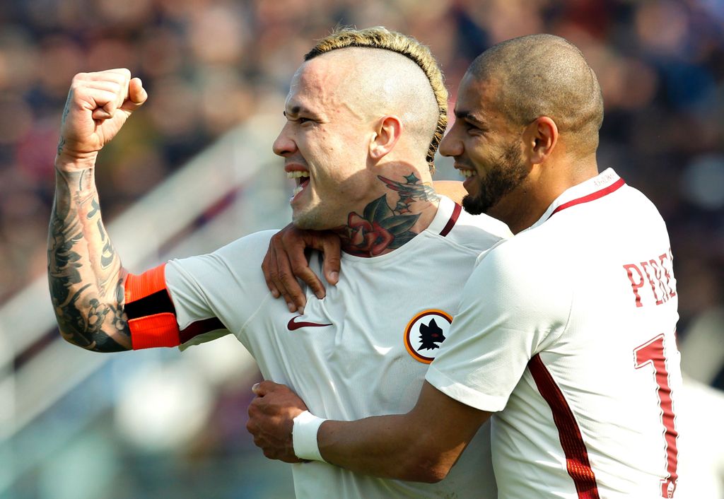 Roma's Belgian midfielder Radja Nainggolan (L) celebrates after scoring with teammate Roma's Brazilian defender Bruno Peres during the Italian Serie A football match FC Crotone vs AS Roma on February 12, 2017 at the Ezio Scida Stadium / AFP / CARLO HERMAN