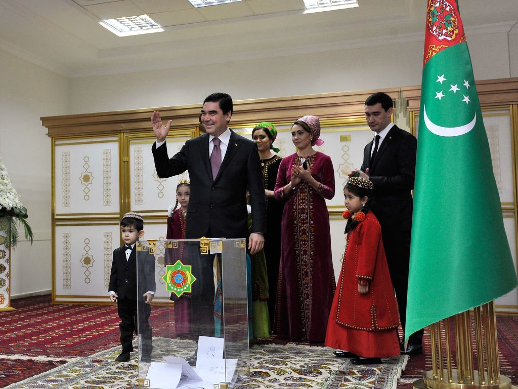 Turkmenistan's President Gurbanguly Berdymukhamedov casts his vote at a polling station during the presidential election in Ashgabad, on February 12, 2017. AFP / Igor SASIN