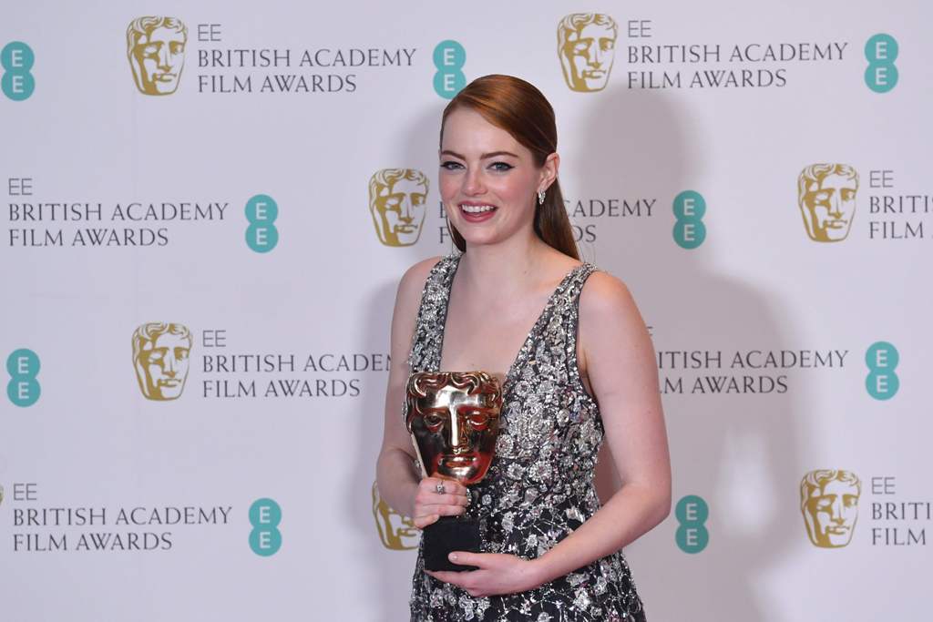 US actress Emma Stone poses with the award for a Leading Actress for her work on the film 'La La Land' at the BAFTA British Academy Film Awards at the Royal Albert Hall in London on February 12, 2017. AFP / Ben STANSALL
