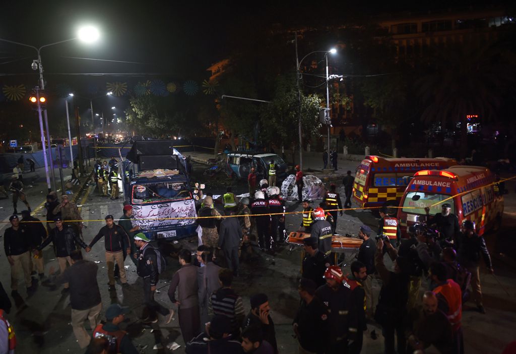 Pakistani police and rescue officials gather at the site of a bomb explosion in Lahore on February 13, 2017. AFP / ARIF ALI
