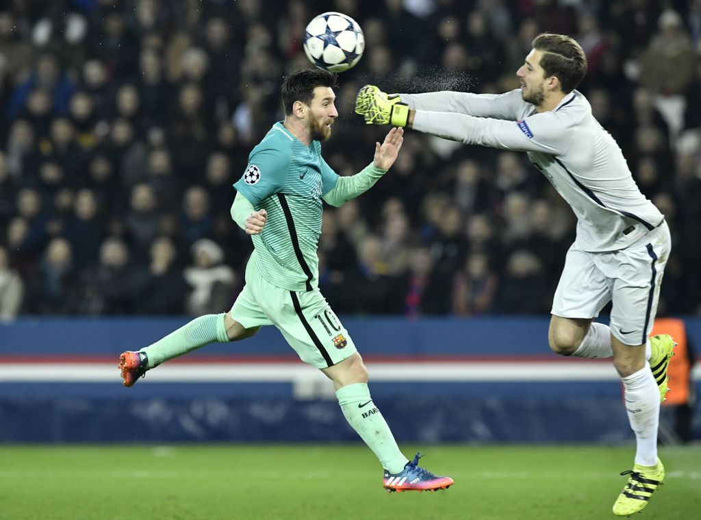 Barcelona's Argentinian forward Lionel Messi (L) vies with Paris Saint-Germain's German goalkeeper Kevin Trapp during the UEFA Champions League round of 16 first leg football match between Paris Saint-Germain and FC Barcelona on February 14, 2017 at the P