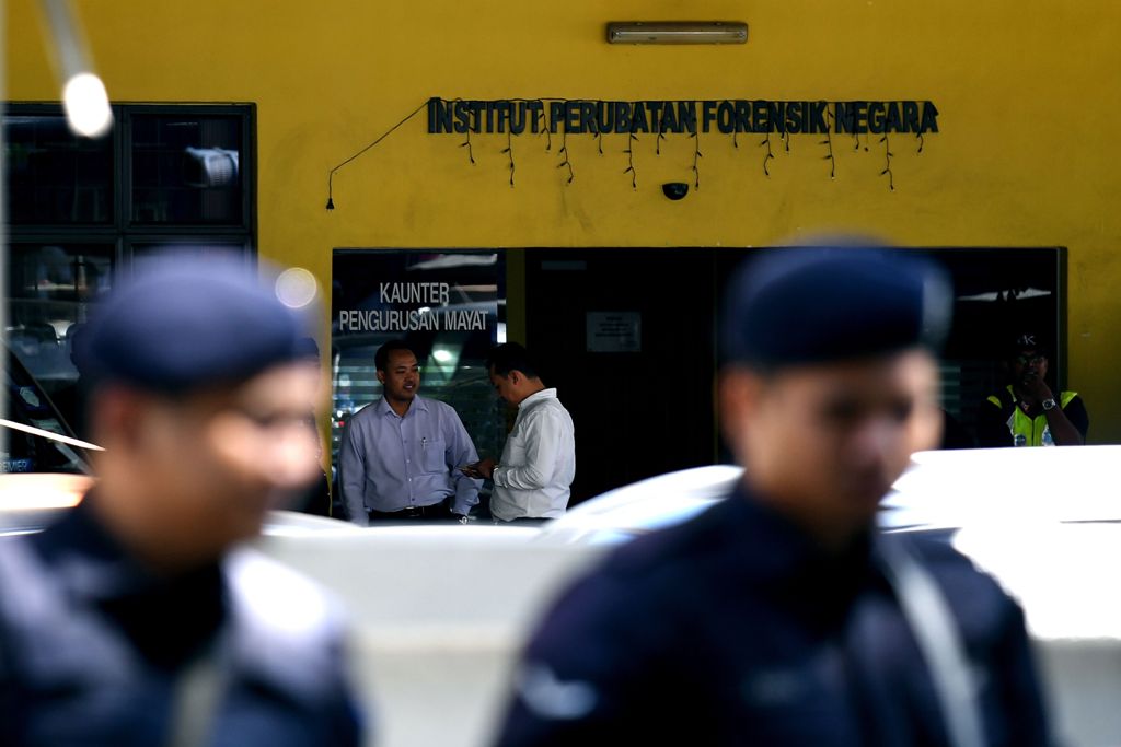 Malaysian police personnell stand guard outside the Forensic wing at the Hospital Kuala Lumpur in Kuala Lumpur on February 15, 2017 where the body of North Korean man suspected to be Kim Jong-Nam, half-brother of North Korean leader Kim Jong-Un is bieng k