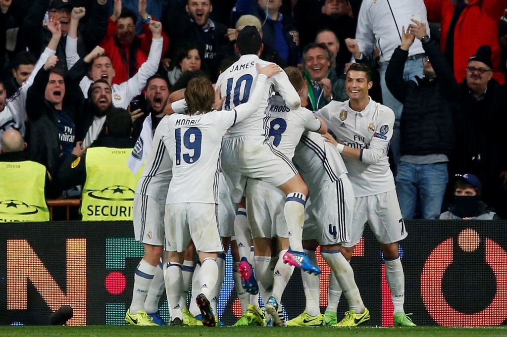 Real Madrid's Casemiro celebrates scoring their third goal with team mates Reuters / Susana Vera Livepic
