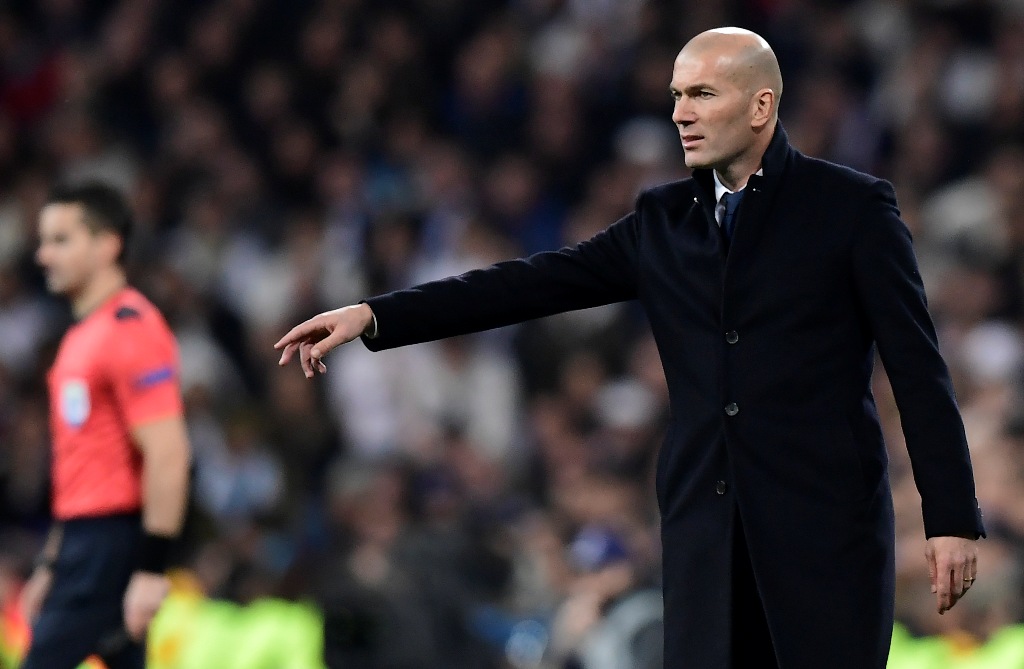Real Madrid's French coach Zinedine Zidane gestures during the UEFA Champions League round of 16 first leg football match Real Madrid CF vs SSC Napoli at the Santiago Bernabeu stadium in Madrid on February 15, 2017. / AFP / JAVIER SORIANO

