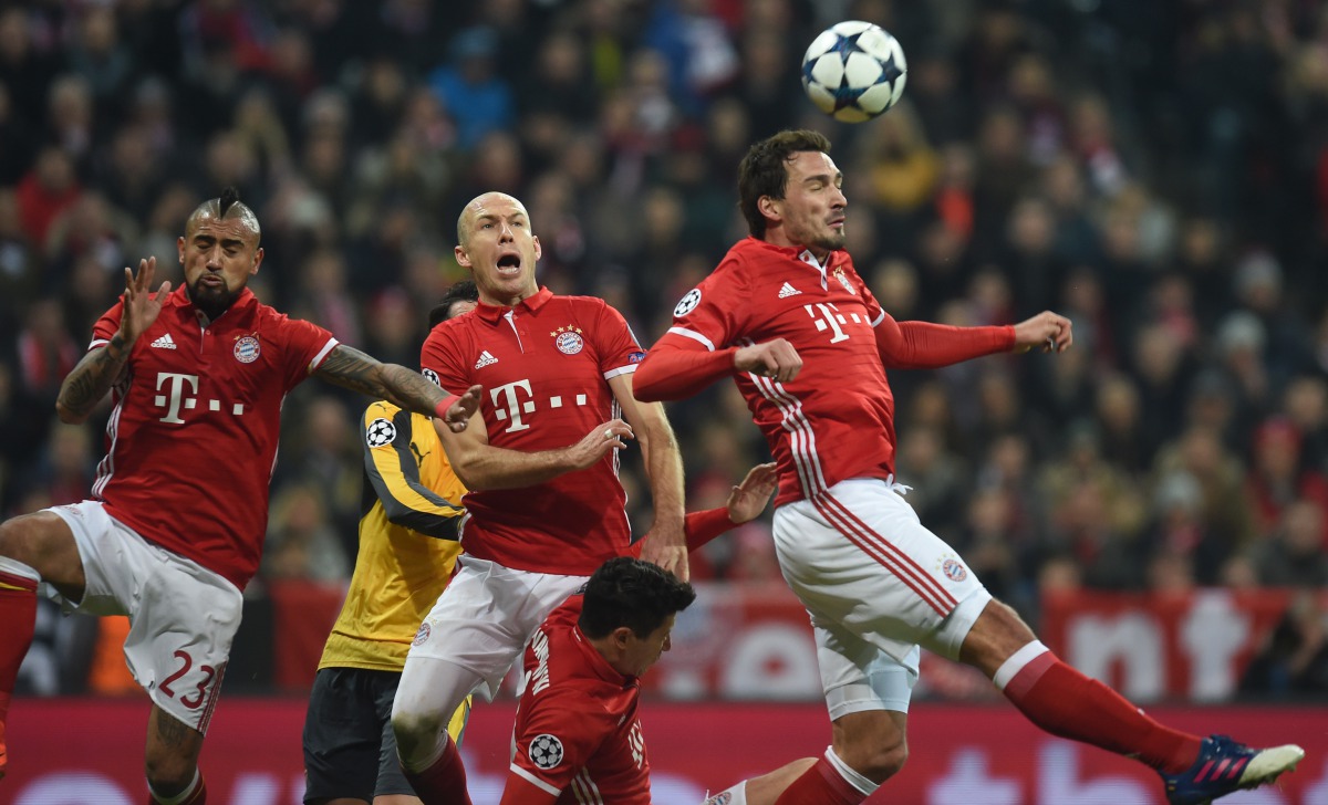 (L-R) Bayern Munich's Chilian midfielder Arturo Vidal, Arsenal's Swiss midfielder Granit Xhaka, Bayern Munich's Dutch midfielder Arjen Robben and Bayern Munich's defender Mats Hummels jump for the ball during the UEFA Champions League round of sixteen foo