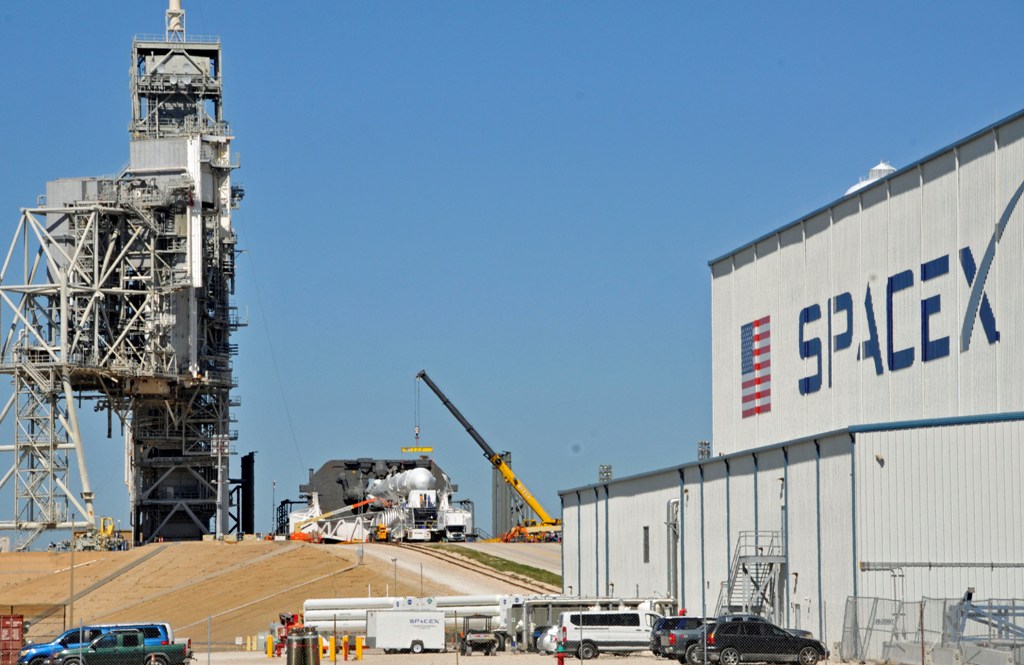 Space X's Falcon 9 rocket is prepared for a launch to the International Space Station February 17, 2017 at the Kennedy Space Center, Florida on LC39A, one of the renovated Space Shuttle launch pads that SpaceX leases from NASA.  AFP / BRUCE WEAVER
