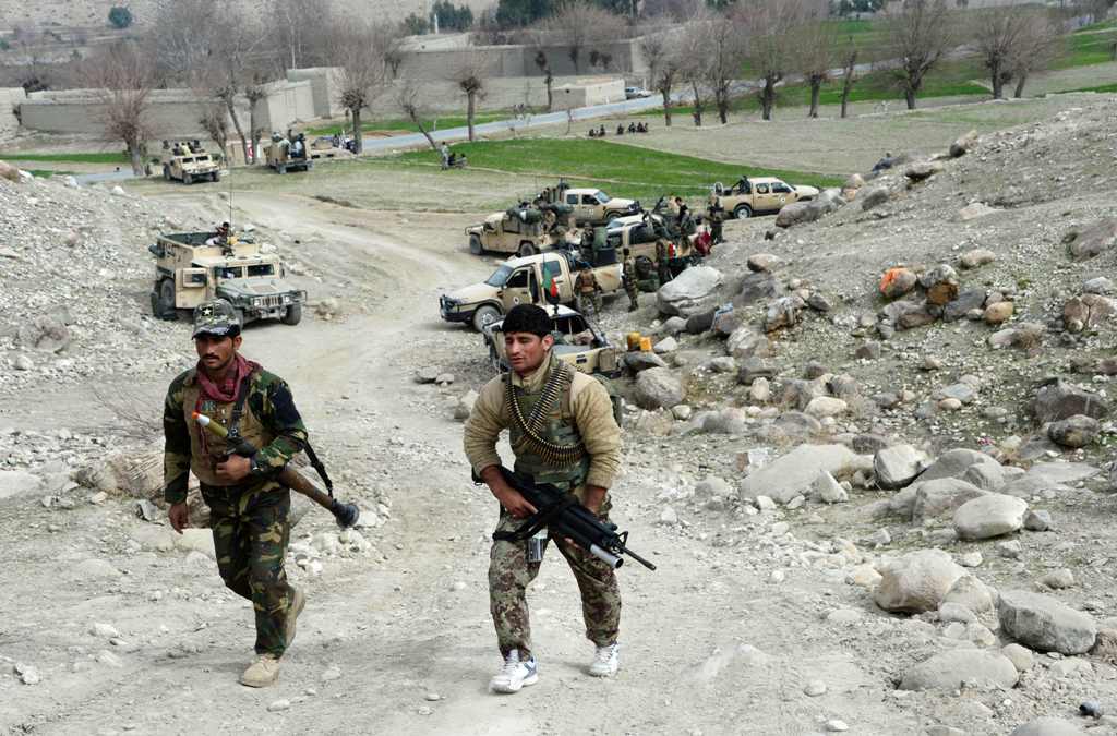 Members of the Afghan security force patrol during an ongoing an operation against Islamic State (IS) militants in Kot district of Nangarhar province on February 16, 2017. AFP / NOORULLAH SHIRZADA
