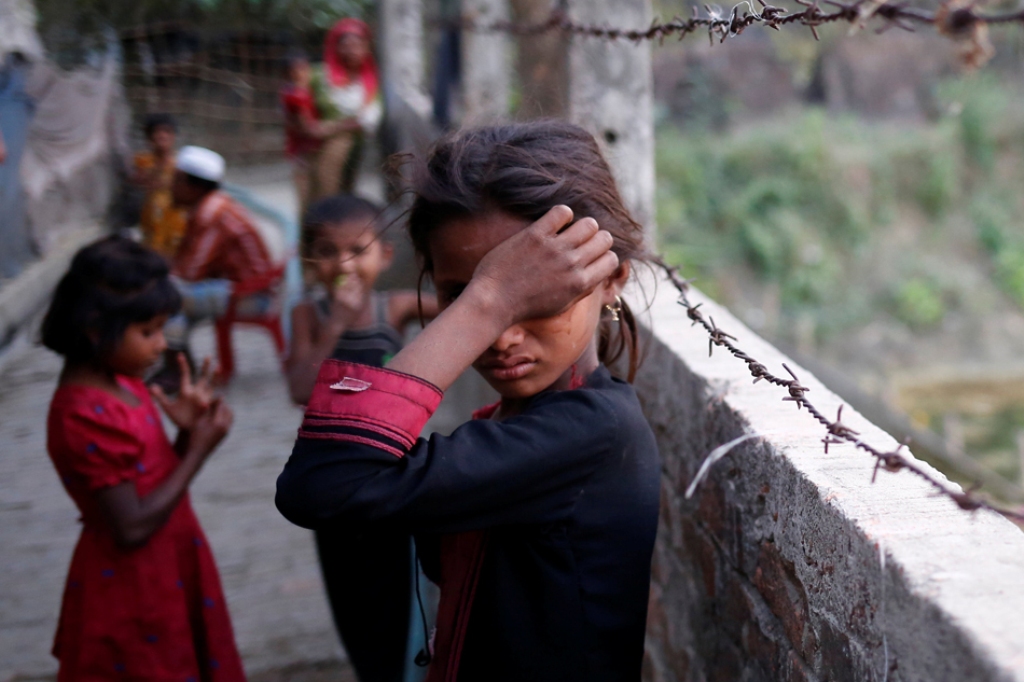 A Rohingya refugee girl wipes her eyes as she cries at Leda Unregistered Refugee Camp in Teknaf, Bangladesh, February 15, 2017. REUTERS/Mohammad Ponir Hossain TPX IMAGES OF THE DAY.