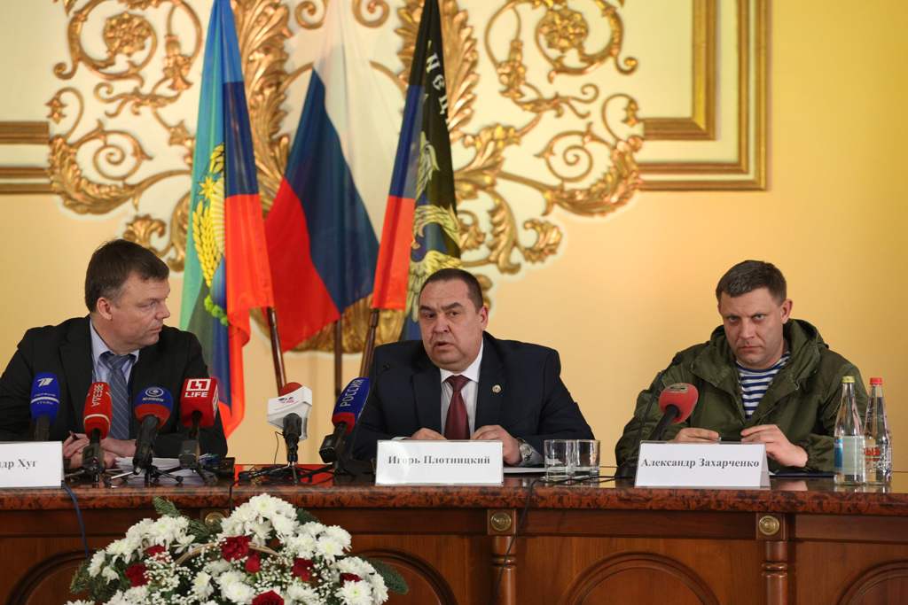 (From L) Alexander Hug, the principal deputy chief of the group's special monitoring the mission to Ukraine, Prime Minister of the Pro-Russian self proclaimed 