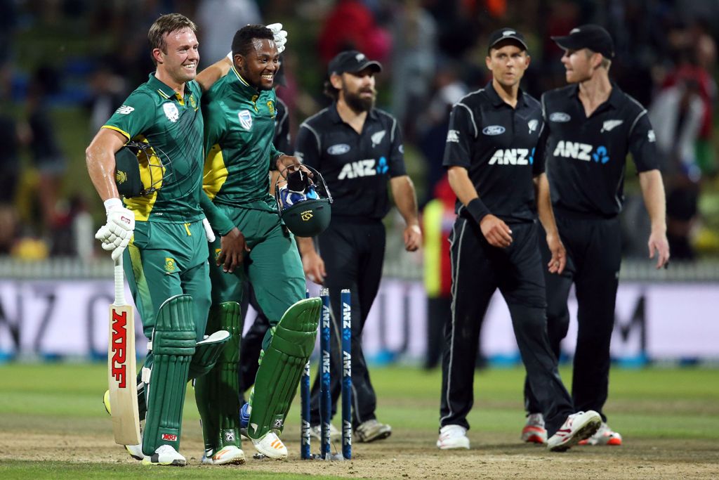 AB de Villiers of South Africa (L) and his teammate Andile Phehlukwayo celebrate winning the one-day international (ODI) cricket match between New Zealand and South Africa at Seddon Park in Hamilton on February 19, 2017. / AFP / MICHAEL BRADLEY