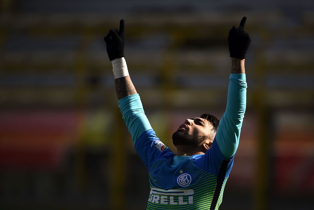 Inter Milan's Brazilian forward Gabriel Barbosa Almeida celebrates after scoring a goal during the italian Serie A football match Bologna vs Inter-Milan at the Dall'Ara Stadium in Bologna on Febuary 19, 2017. / AFP / FILIPPO MONTEFORTE

